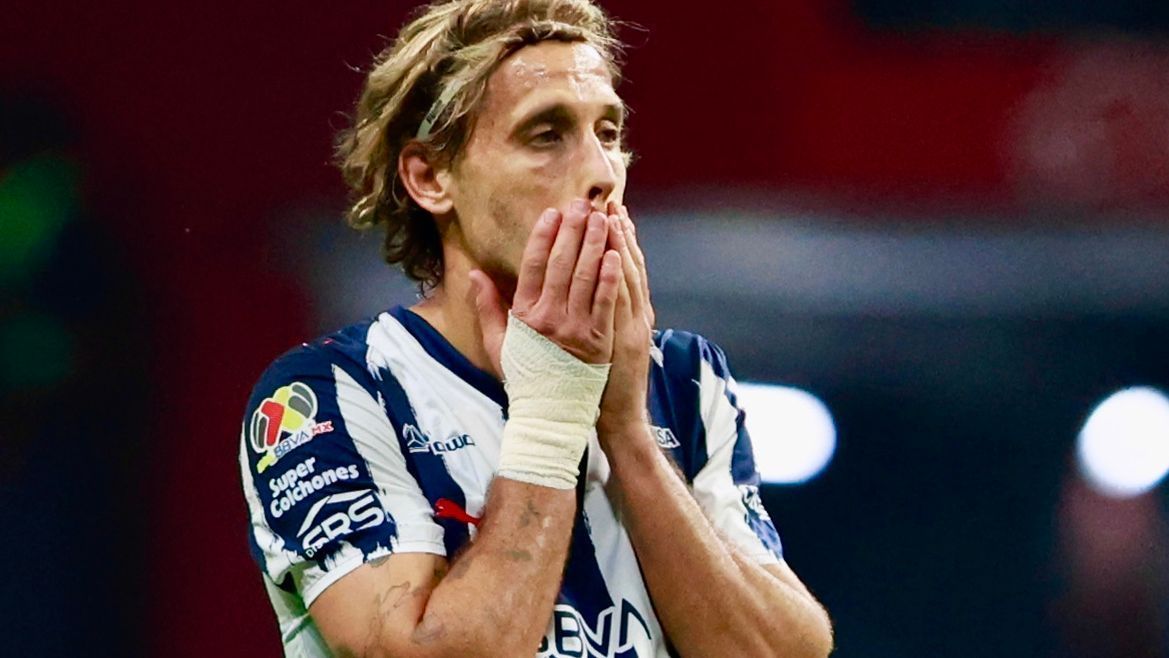 Sergio Canales se encuentra con el presidente del Racing durante sus vacaciones en España