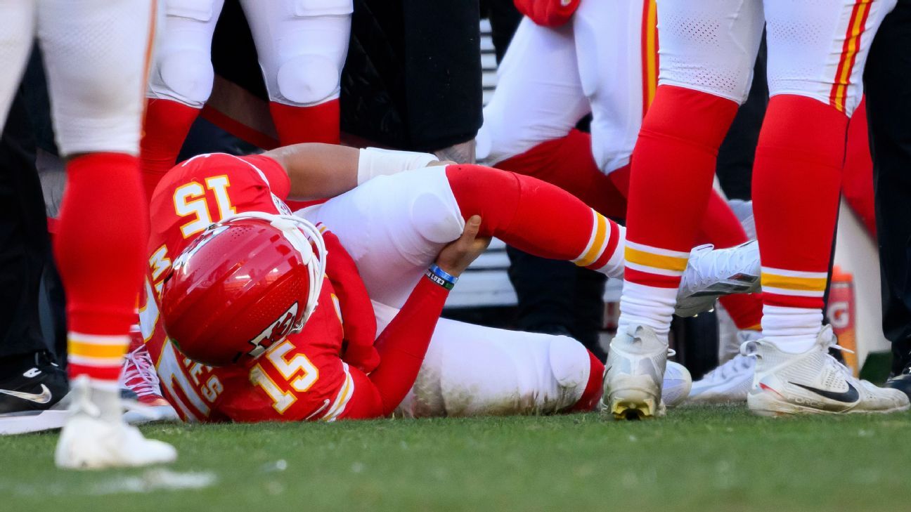 Chiefs' Mahomes has surgery for torn ACL, LCL