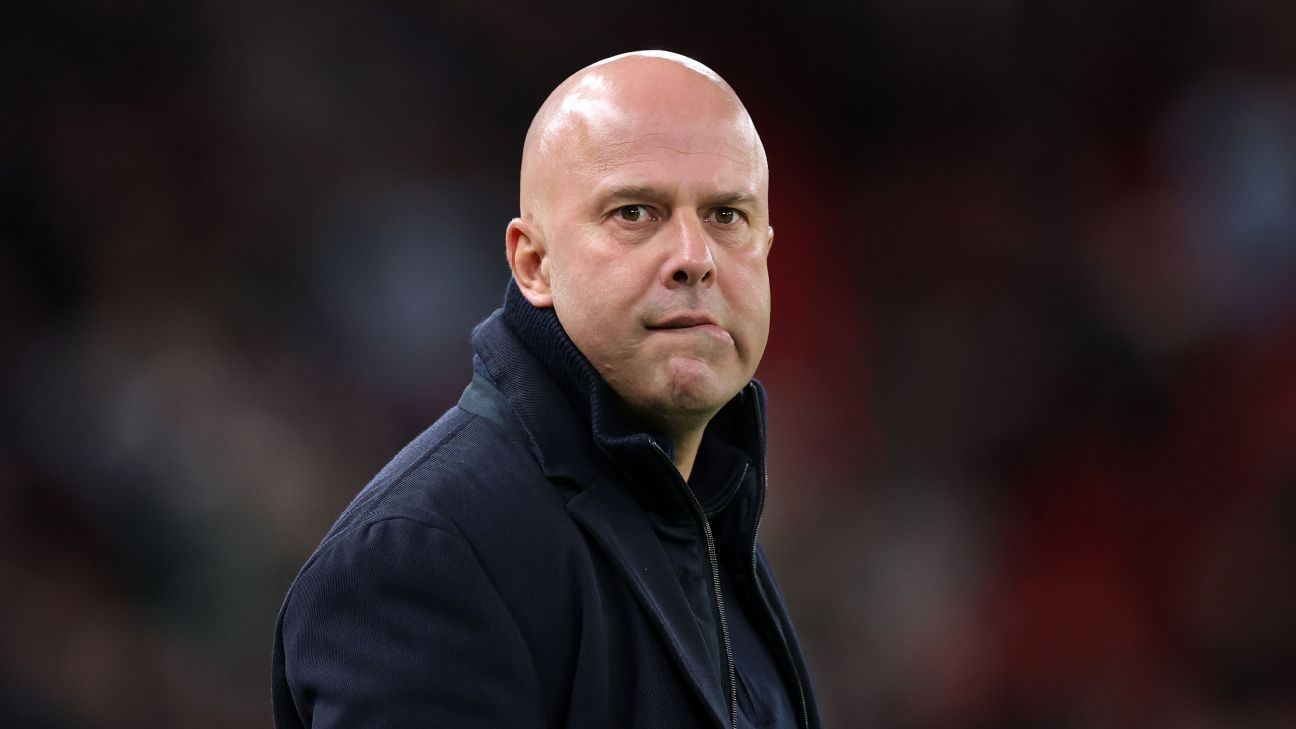 Arne Slott, do Liverpool, defende estilo de jogo: ‘adora’ jogar com oito atacantes