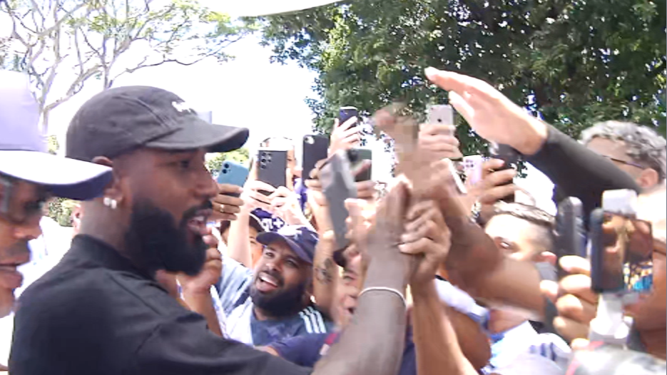 Torcida do Cruzeiro celebra chegada de Gerson para exames médicos