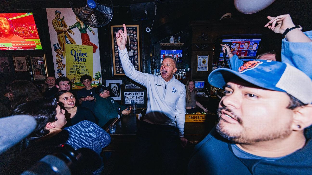 'First round's on me': DePaul coach Holtmann covers drinks for students after Marquette win