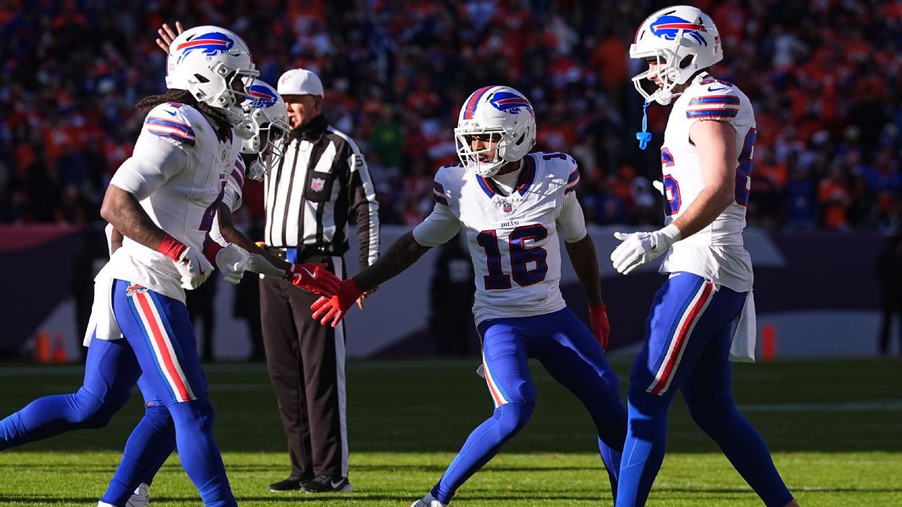 Follow live: Broncos cash in on takeaway with Nix-to-Crum TD pass