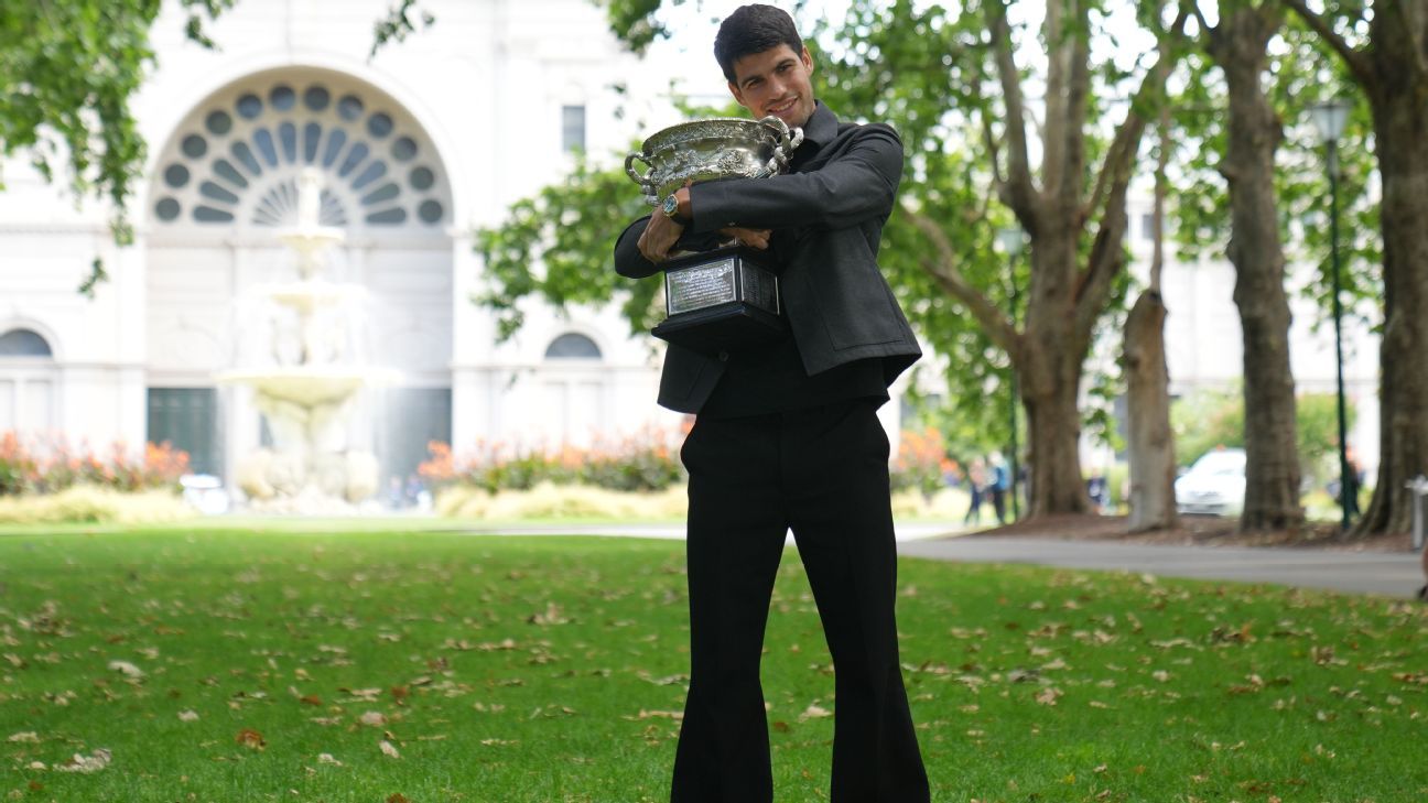 Carlos Alcaraz posa con el trofeo del Abierto de Australia