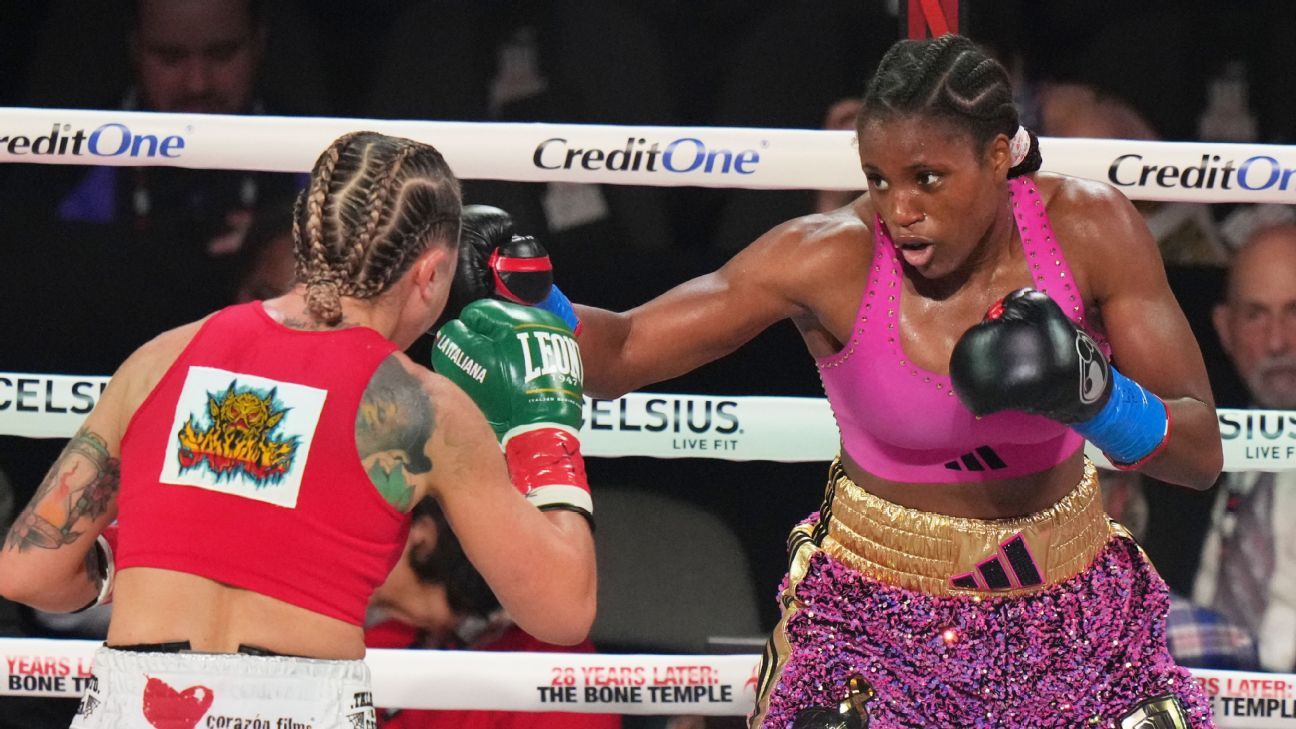 Caroline Dubois, a la derecha, tuvo un exitoso debut en Estados Unidos con una victoria por decisión unánime sobre Camila Perlalta en diciembre para retener el título mundial de peso ligero del CMB.