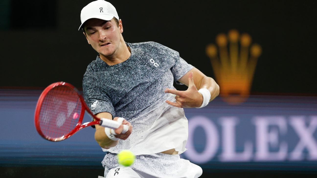 O que João Fonseca disse sobre enfrentar Jannik Sinner, nº 2 do mundo, em Indian Wells: 'É um prêmio'