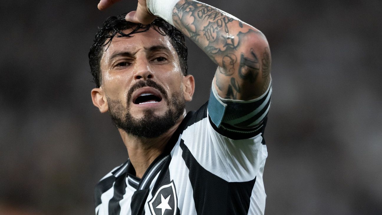 Alex Telles lamenta Botafogo fora da Libertadores e deixa indireta no ar: 'Futebol não é feito só de jogadores'