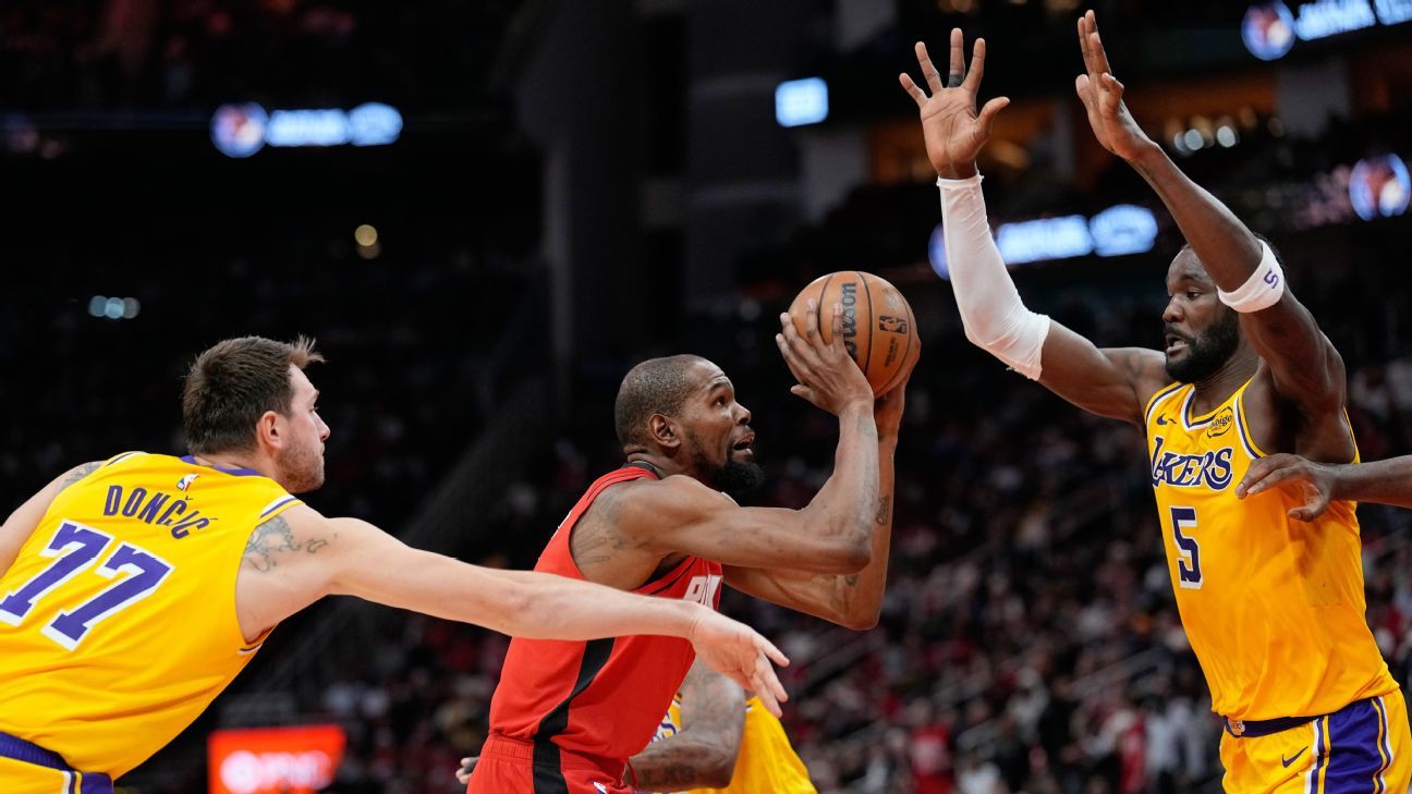 Los Lakers defendiendo a Durant