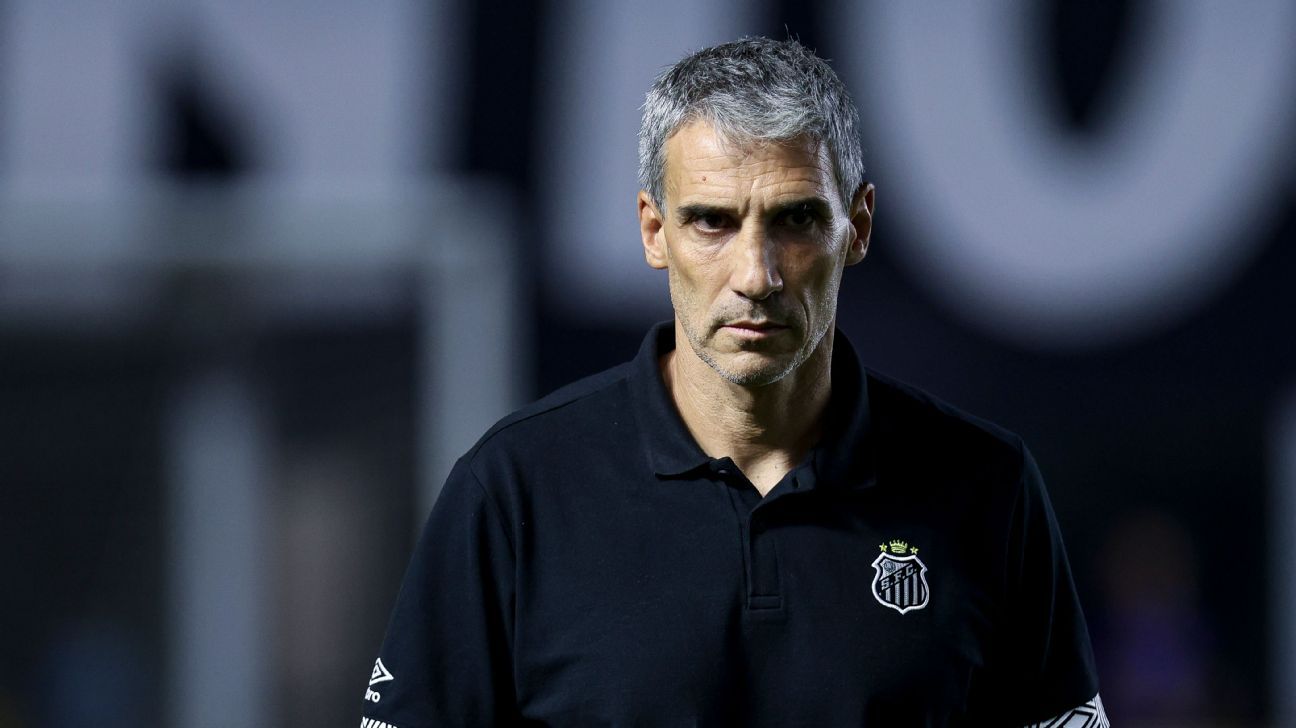 Neymar's Santos manager sacked after late defeat