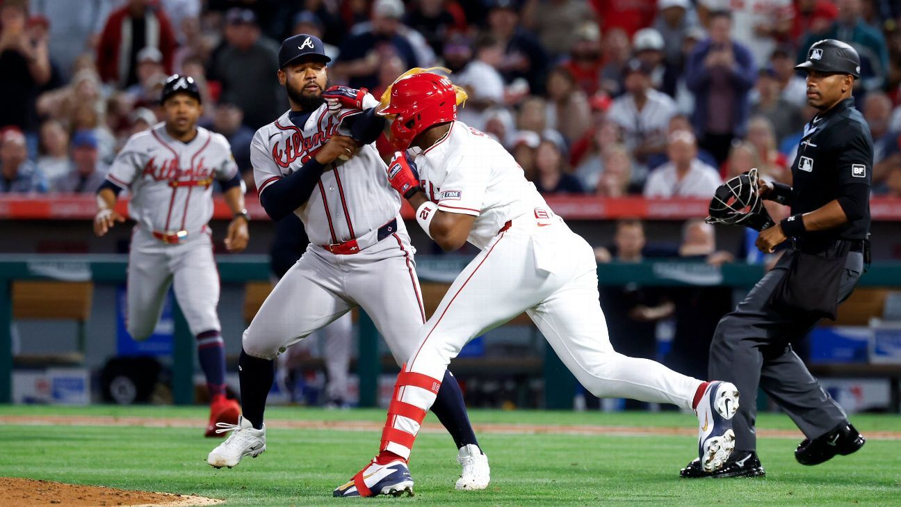 Soler, Lopez trade haymakers, ejected in brawl