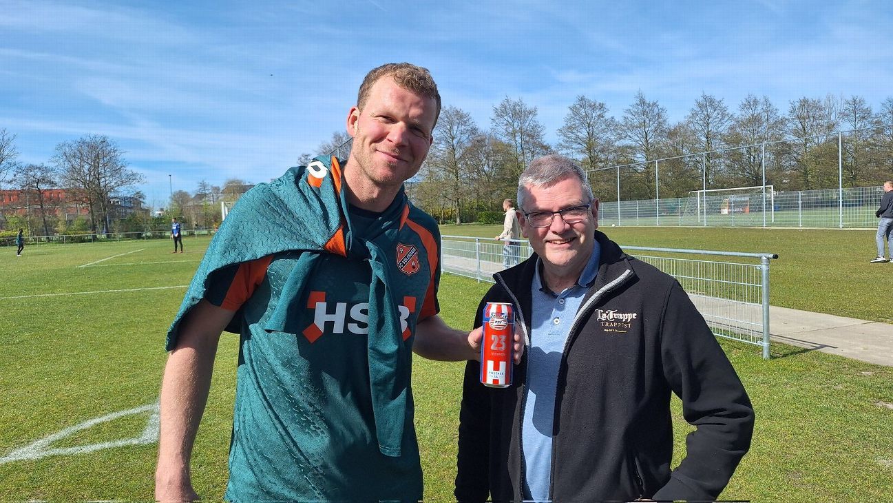 PSV stuurt presentje richting Volendam: trays vol 'kampioensbier' op trainingsveld