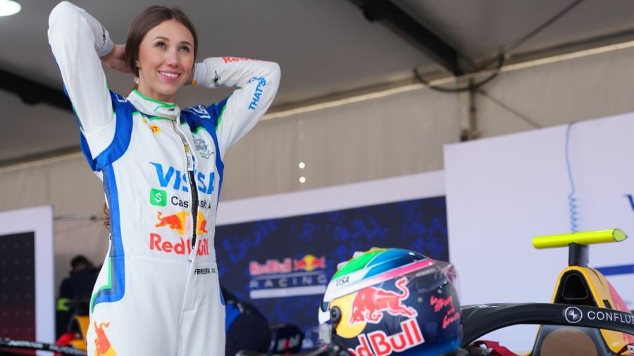 Rafaela Ferreira recorda preconceito no início de carreira no automobilismo: ‘Se ela te passar, pode jogar para fora da pista’