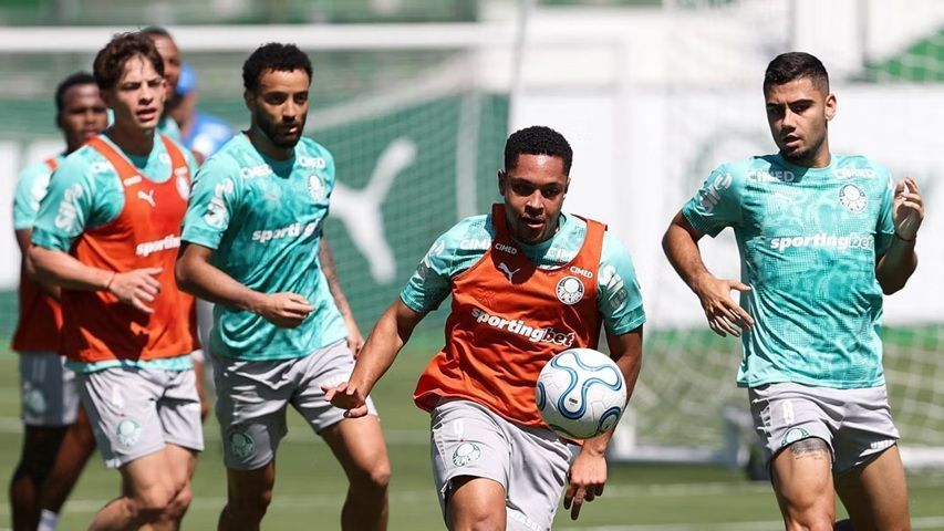Vitor Roque tem algo grave? E Paulinho? Entenda cenário e os planos do Palmeiras com dupla em meio à pressão por volta