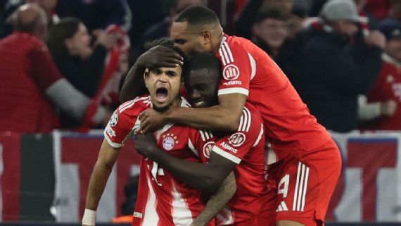 Luis Díaz disputando el balón con Bayern Munich