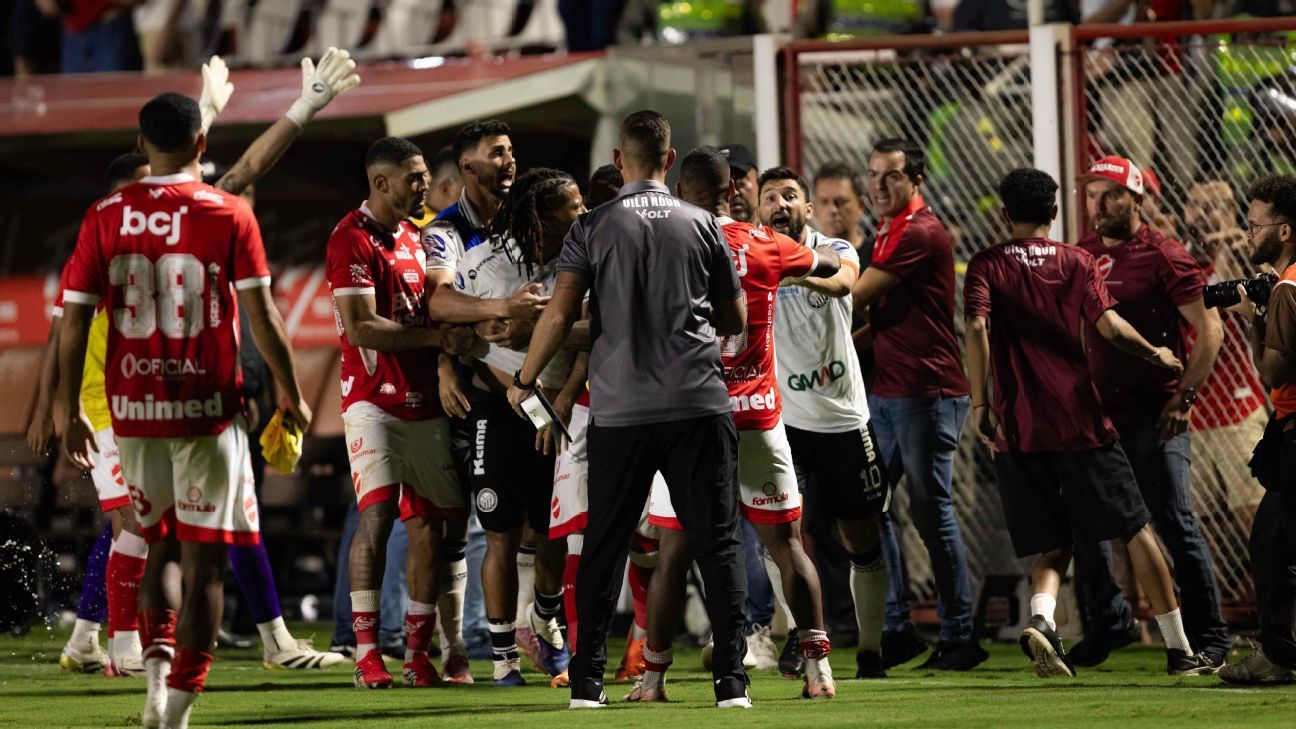 Jogadores do Operário-PR brigam com torcedores do Vila Nova em jogo da Série B do Brasileirão; presidente é atingido por garrafa