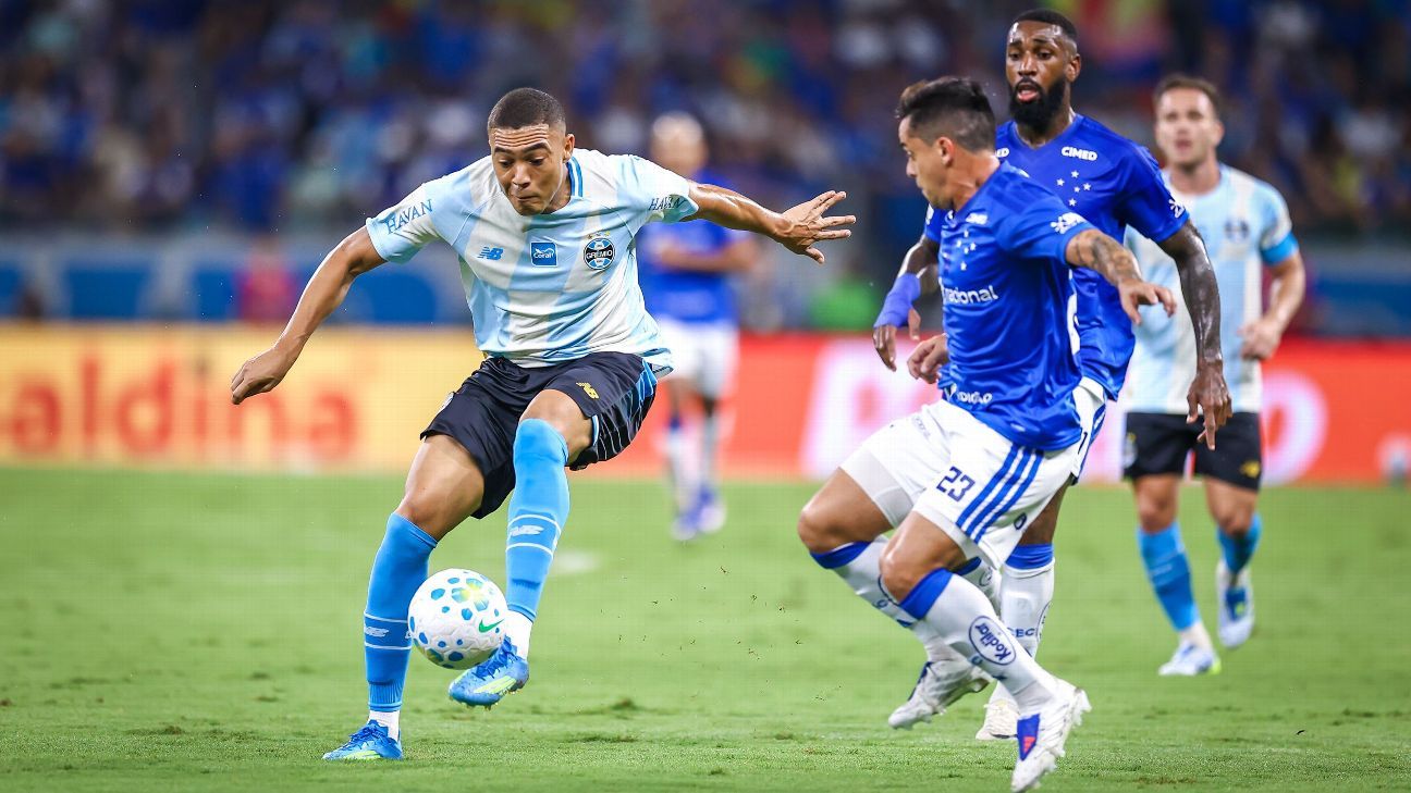 Carlos Vinicius critica quem pede saída de Luis Castro do Grêmio e faz forte desabafo: 'Não vou abraçar essa cultura'