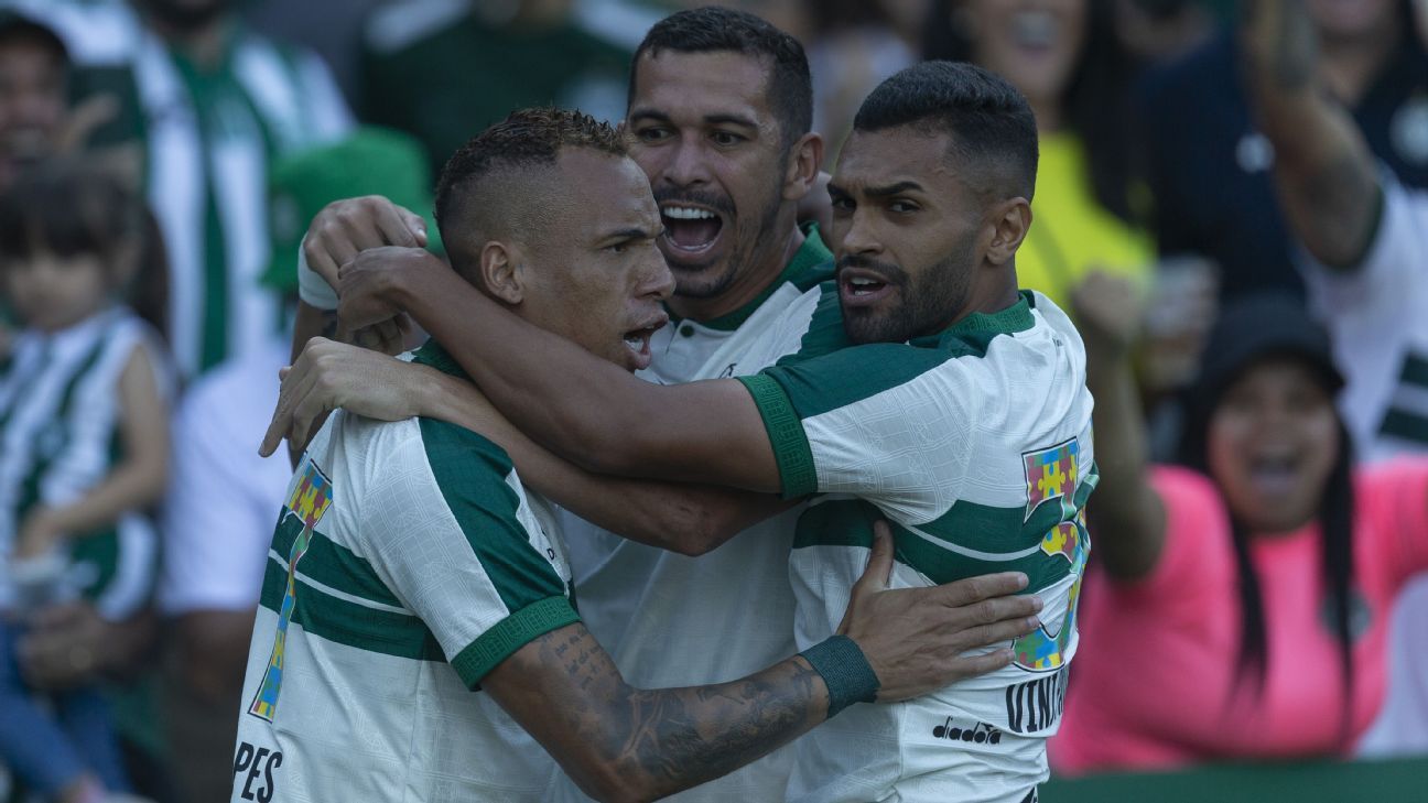 Coritiba bate Atlético-MG com direito a gol de Breno Lopes e falha bisonha da zaga do Galo