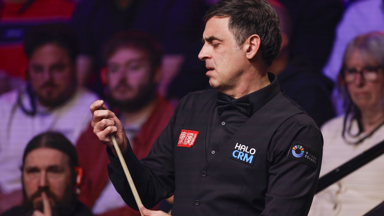 Why is Ronnie O'Sullivan using two cues at World Snooker Championship?
