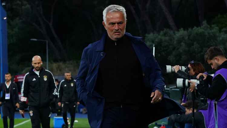 Benfica de Mourinho termina invicto, mas perde Liga dos Campeões