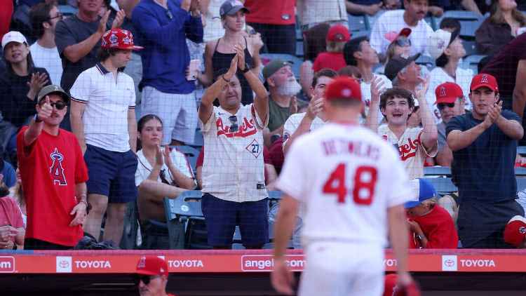 Detmers se aposenta 24 de 25, Ks 14 conforme os Angels varrem.