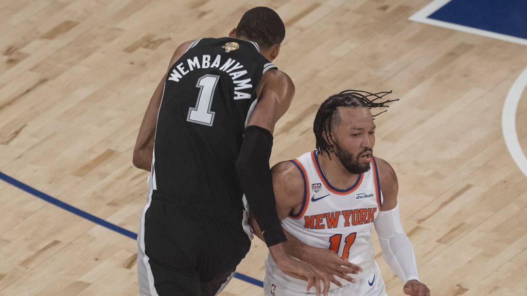 Wemby Not Flagged for Shove on Brunson
