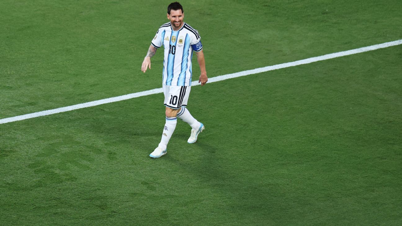 Live updates: Argentina lead via Messi's first-hal...