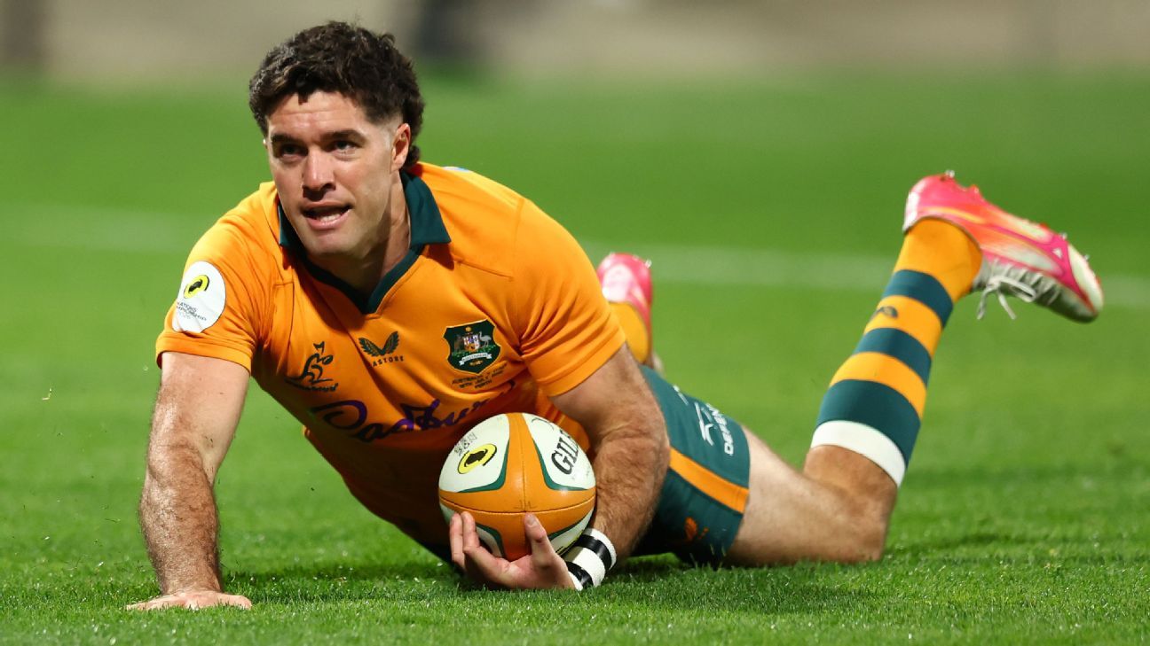 Wallabies make another fly-half change as Suaalii returns to starting side