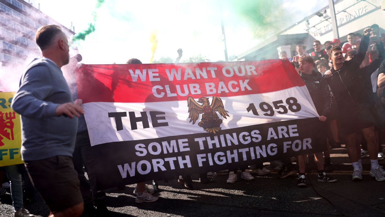 Utd fans protest season ticket 'fiasco' pre-derby