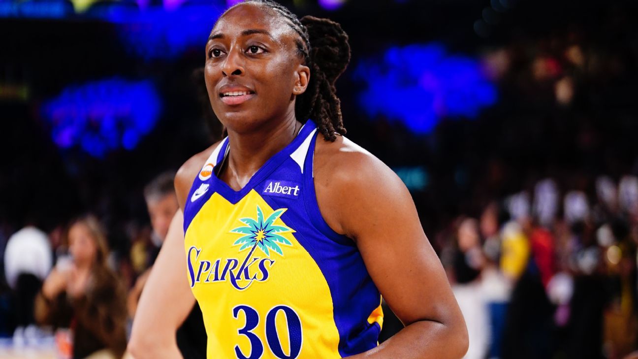 Ogwumike se emociona em cerimônia de aposentadoria após último jogo pelos Los Angeles Sparks