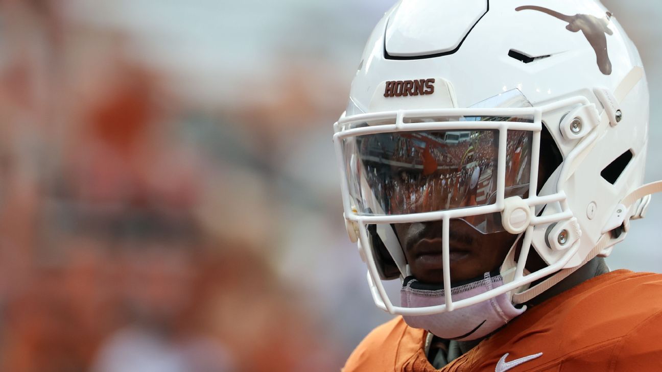 Horns' Simmons flagged for miming urinating on field after sack vs. Vols