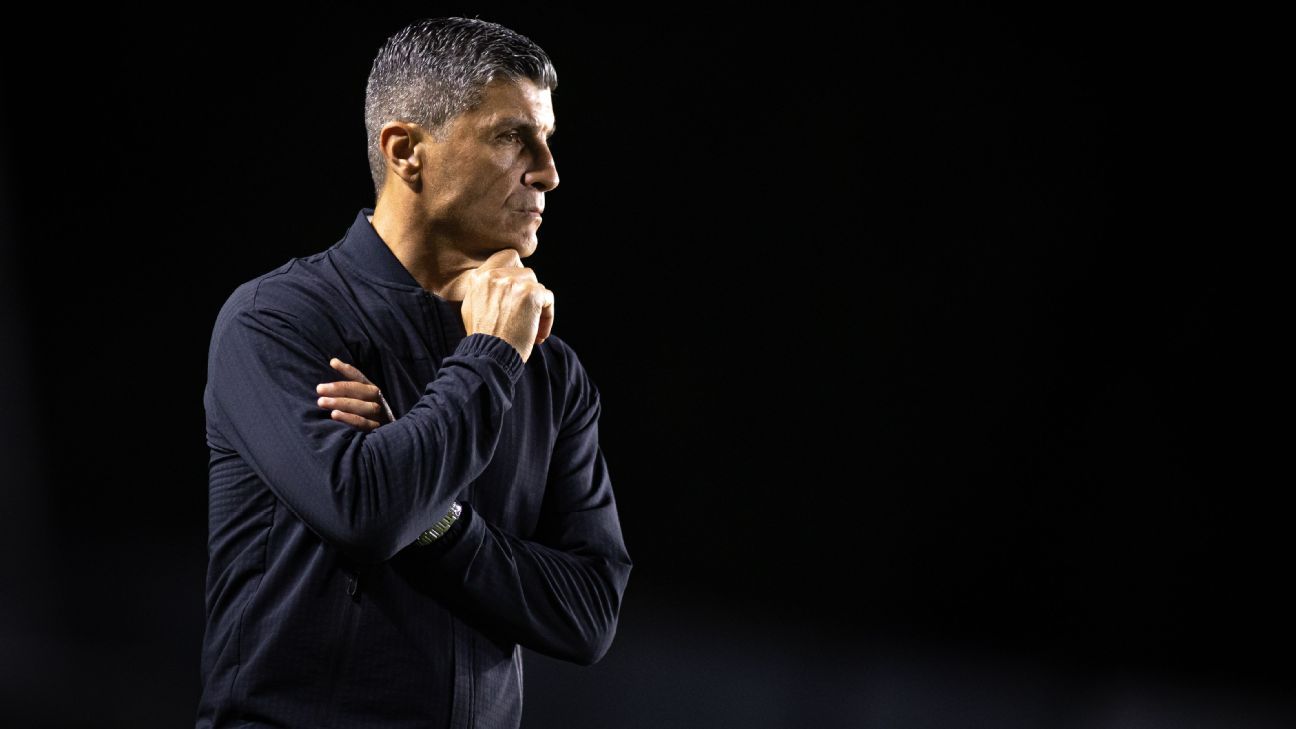 Pedro Emanuel defende escalação de reservas no Vasco e reconhece a dor dos torcedores após goleada sofrida para o Flamengo