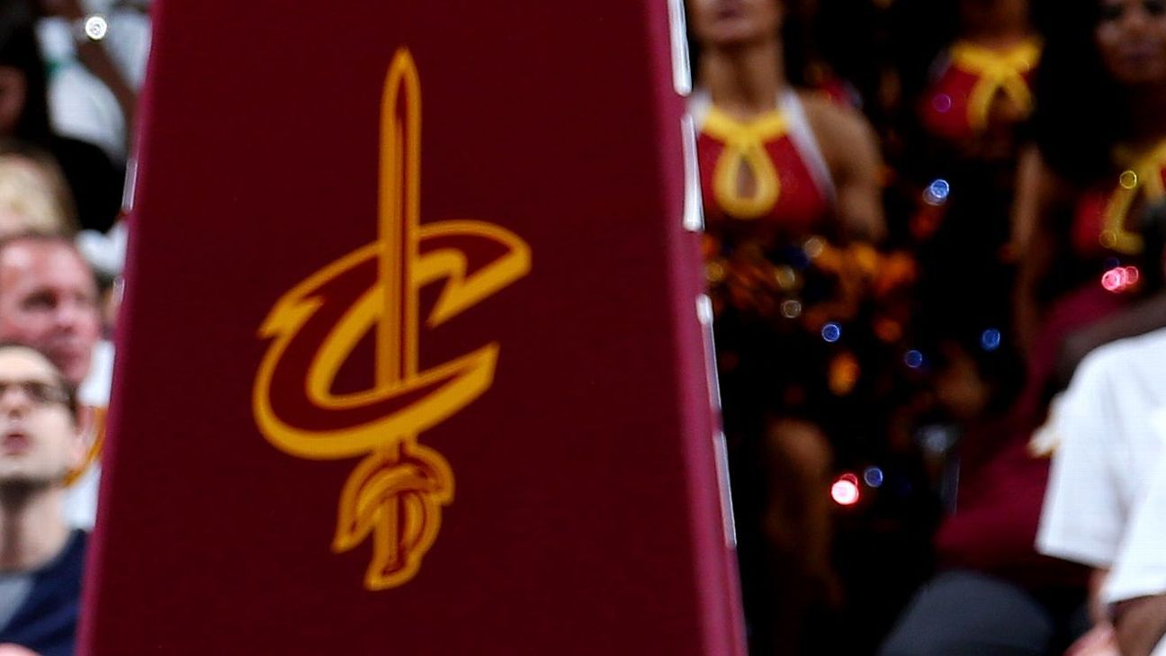 Isaac Okoro dari Cleveland Cavaliers memasuki protokol kesehatan dan keselamatan NBA