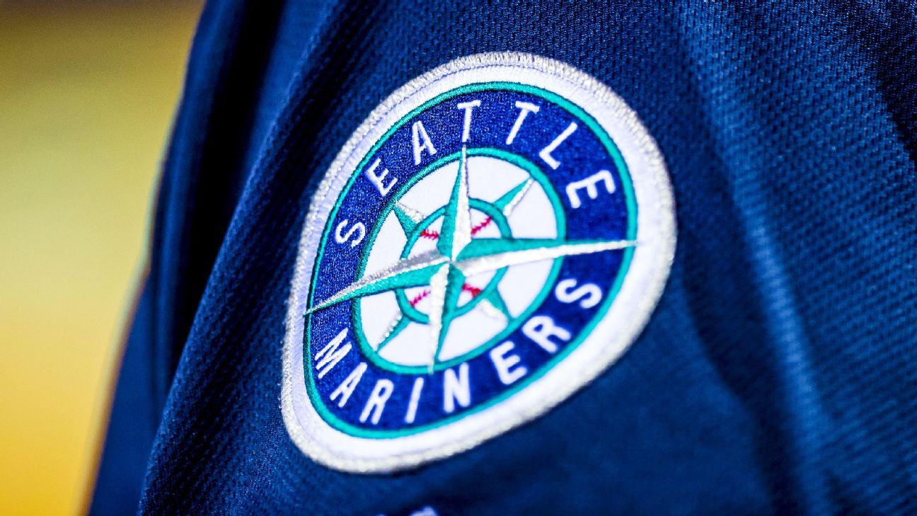 Mariners promote Hollander to general manager