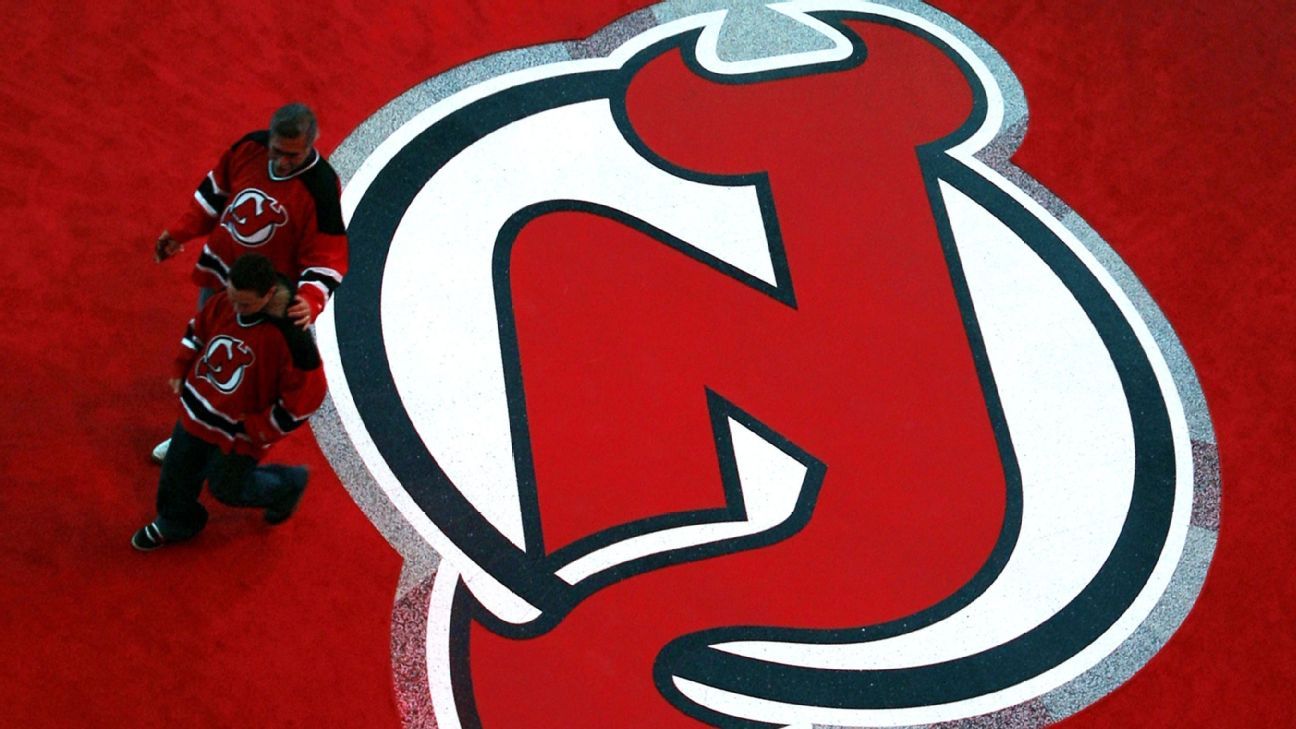 Sweater hitam baru New Jersey Devils memiliki Jersey di bagian depan