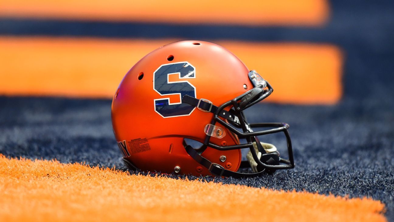 Penendang Syracuse Orange Andre Szmyt akan kembali untuk tahun terakhir kelayakan