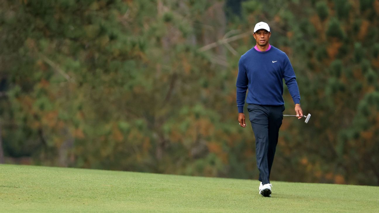 Tiger Woods memainkan babak latihan 18-lubang di Augusta National saat keputusan Master menanti
