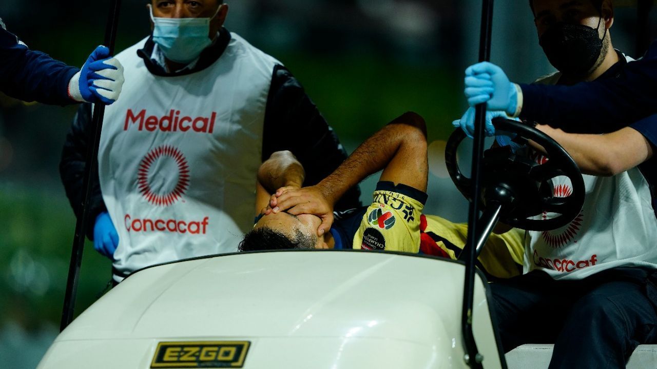 “Chucho” López is transferred to a hospital after suffering a serious injury in Azteca