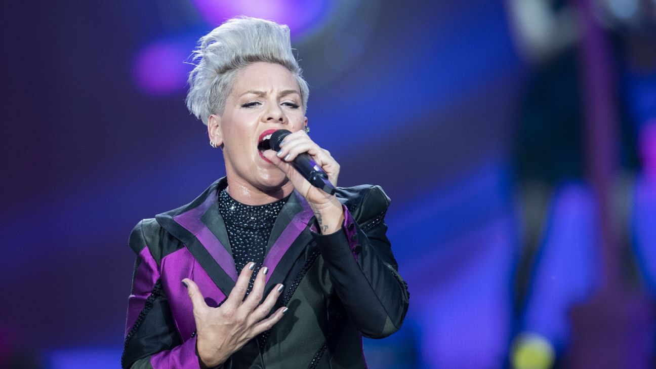 Pop pevka Pink podpira protest norveške ženske rokometne reprezentance na mivki zaradi kazni zaradi “zelo seksističnih” enotnih pravil