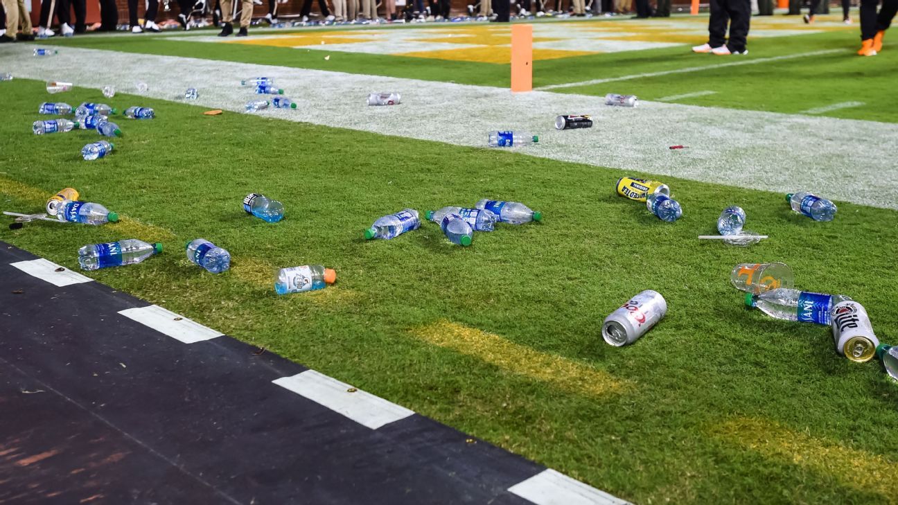 Tennessee fans pelt field, hit Lane Kiffin after chaotic ending to Ole Miss win