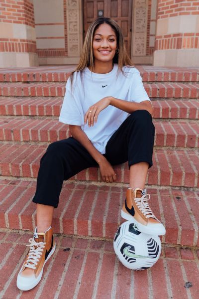 Nike menandatangani Reilyn Turner dari UCLA soccer ke kesepakatan NCAA NIL pertama perusahaan