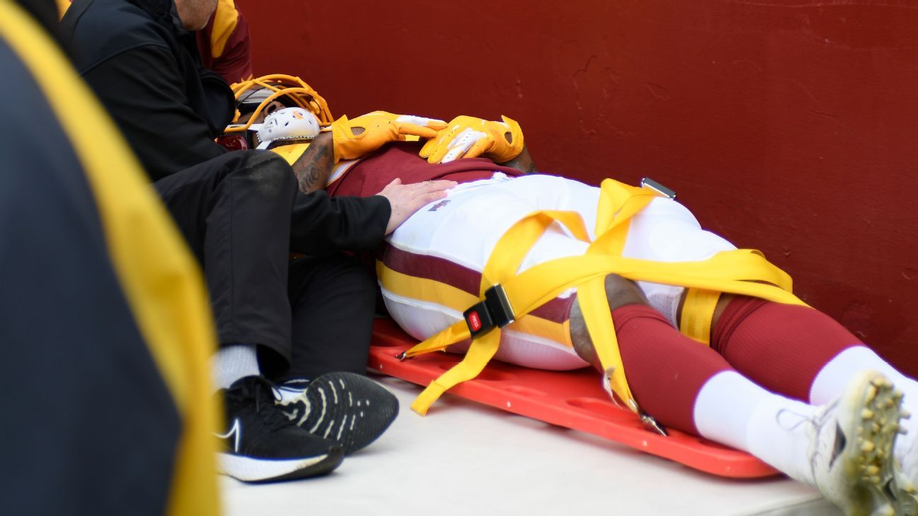 Tim Sepak Bola Washington TE Ricky Seals-Jones diangkut dengan cedera leher setelah bertabrakan dengan juru kamera