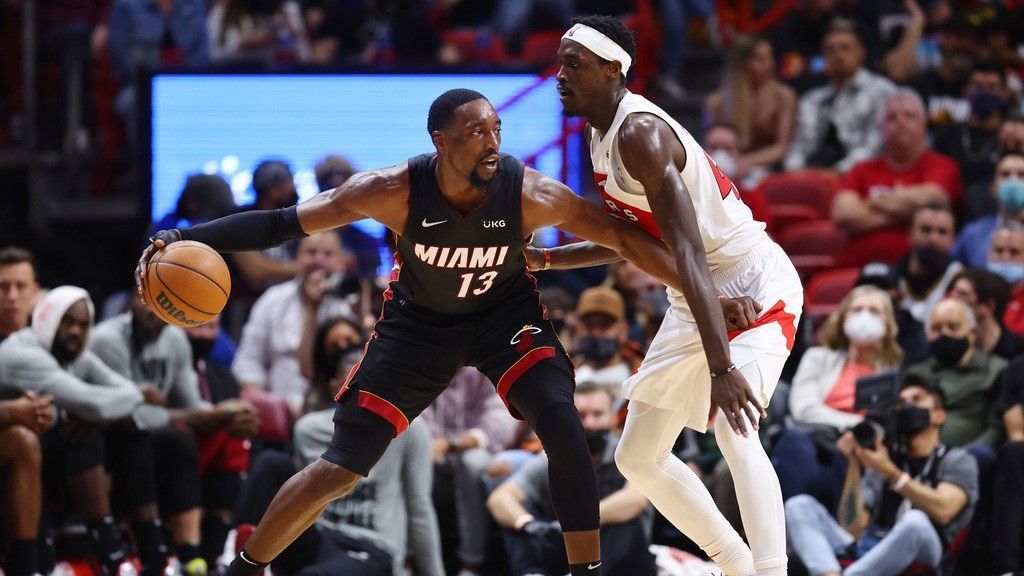 Bam Adebayo kembali dari operasi ibu jari, membantu menyegel kemenangan Miami Heat atas Toronto Raptors