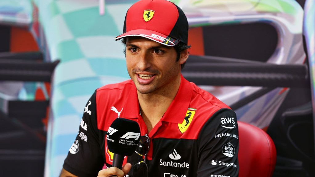 Carlos Sainz dari Ferrari menolak pujian Lewis Hamilton sebagai permainan Mercedes yang ‘khas’