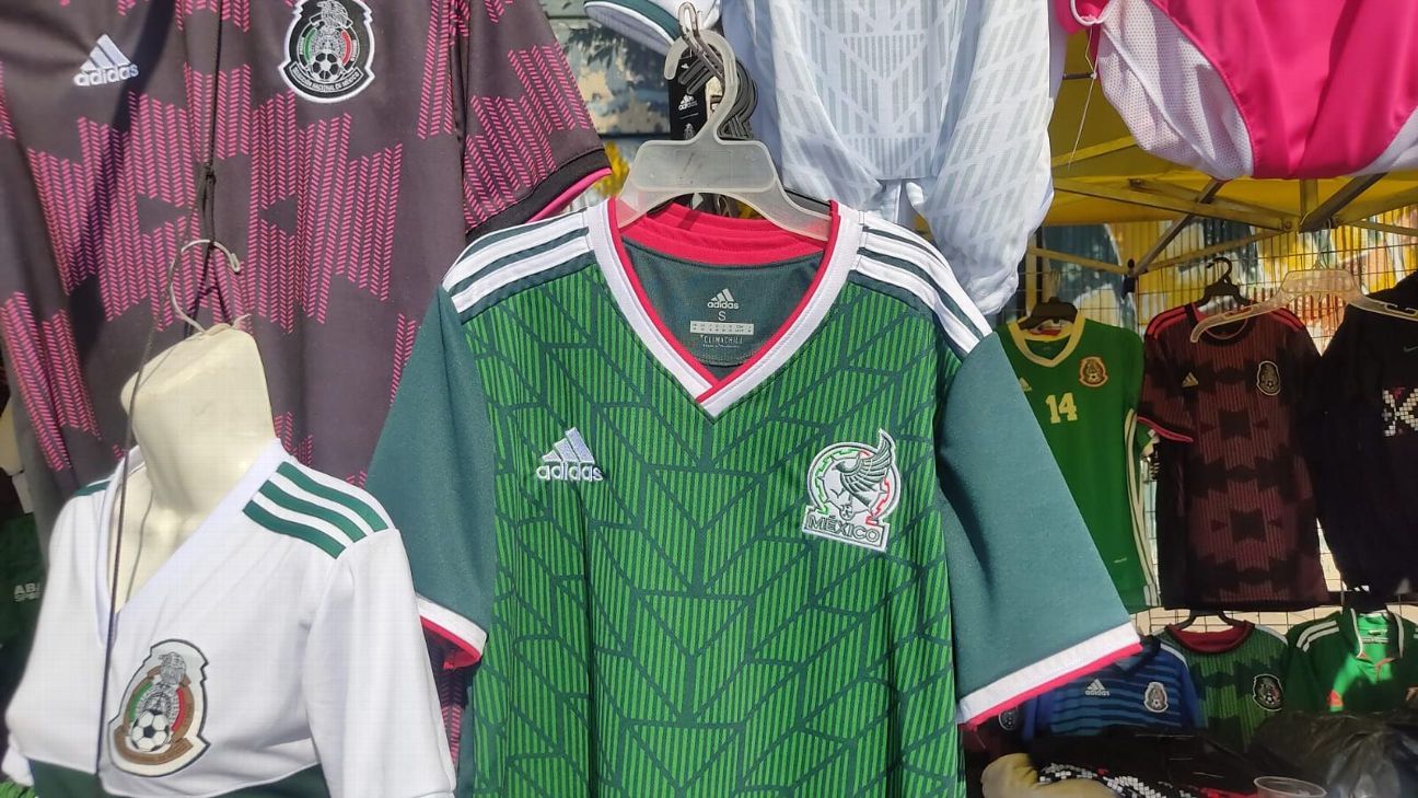 Vendedores ambulantes ofrecen la ‘nueva’ camiseta de la selección mexicana entre 200 y 500 pesos