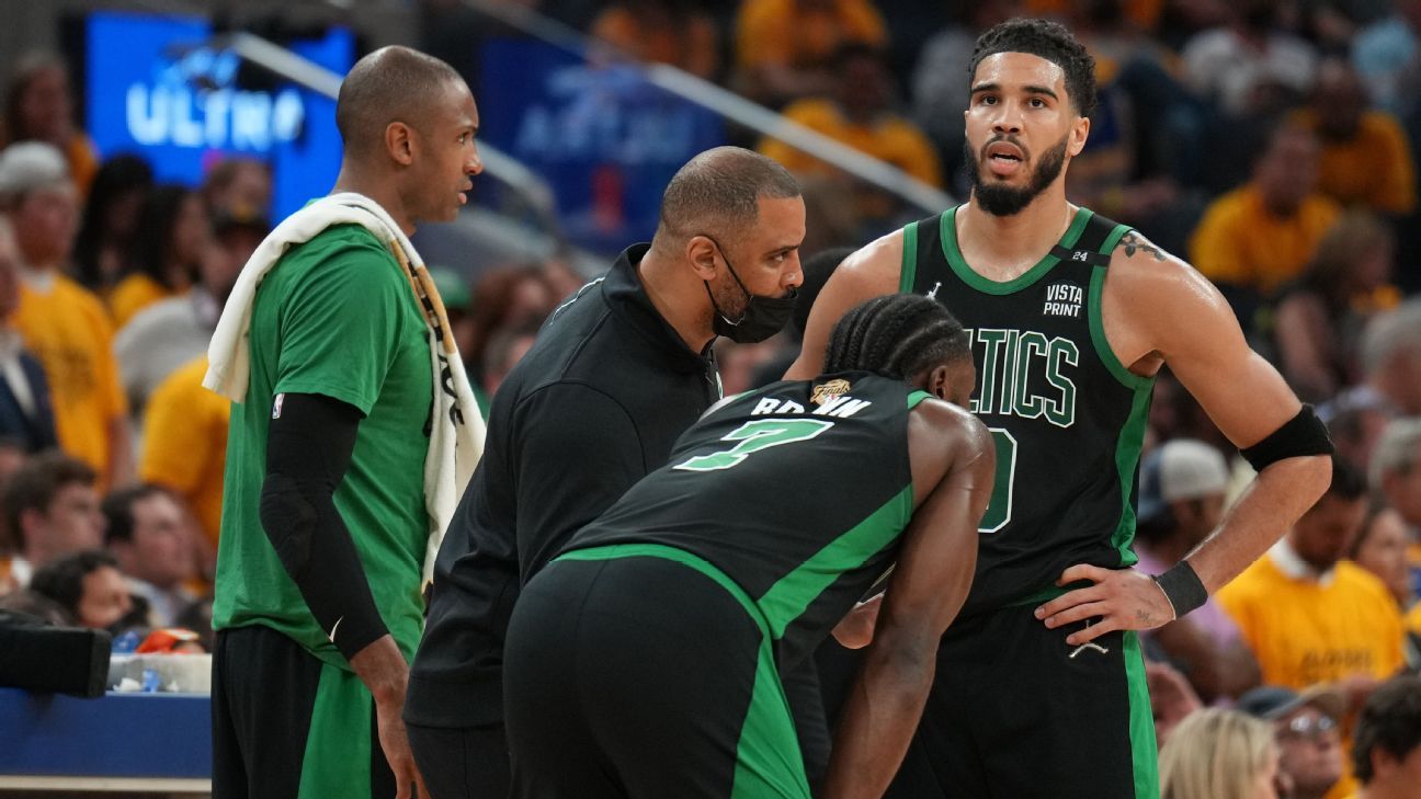 Les Celtics de Boston ont de nouveau poussé au bord du gouffre après s’être effondrés au quatrième quart du match 5 contre les Golden State Warriors