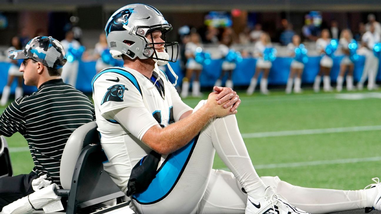 Carolina Panthers QB Sam Darnold (tornozelo) sai do jogo de pré-temporada em uma carroça