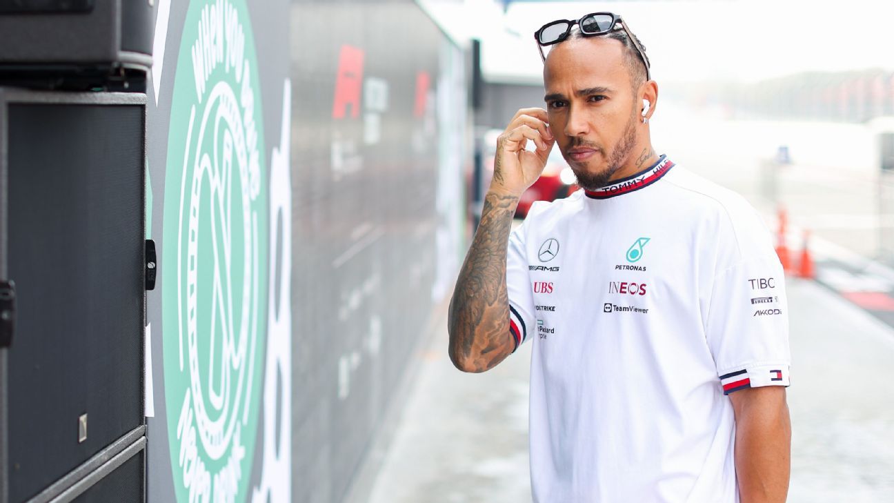 Lewis Hamilton scherza guardando il suo iPad durante il Gran Premio d’Italia