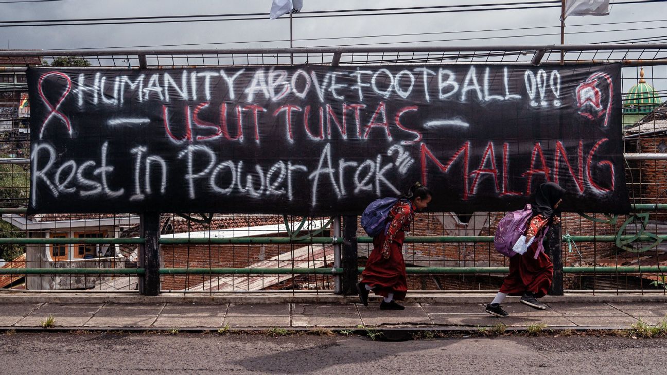 Polisi telah mendakwa enam orang dalam bencana sepak bola Indonesia