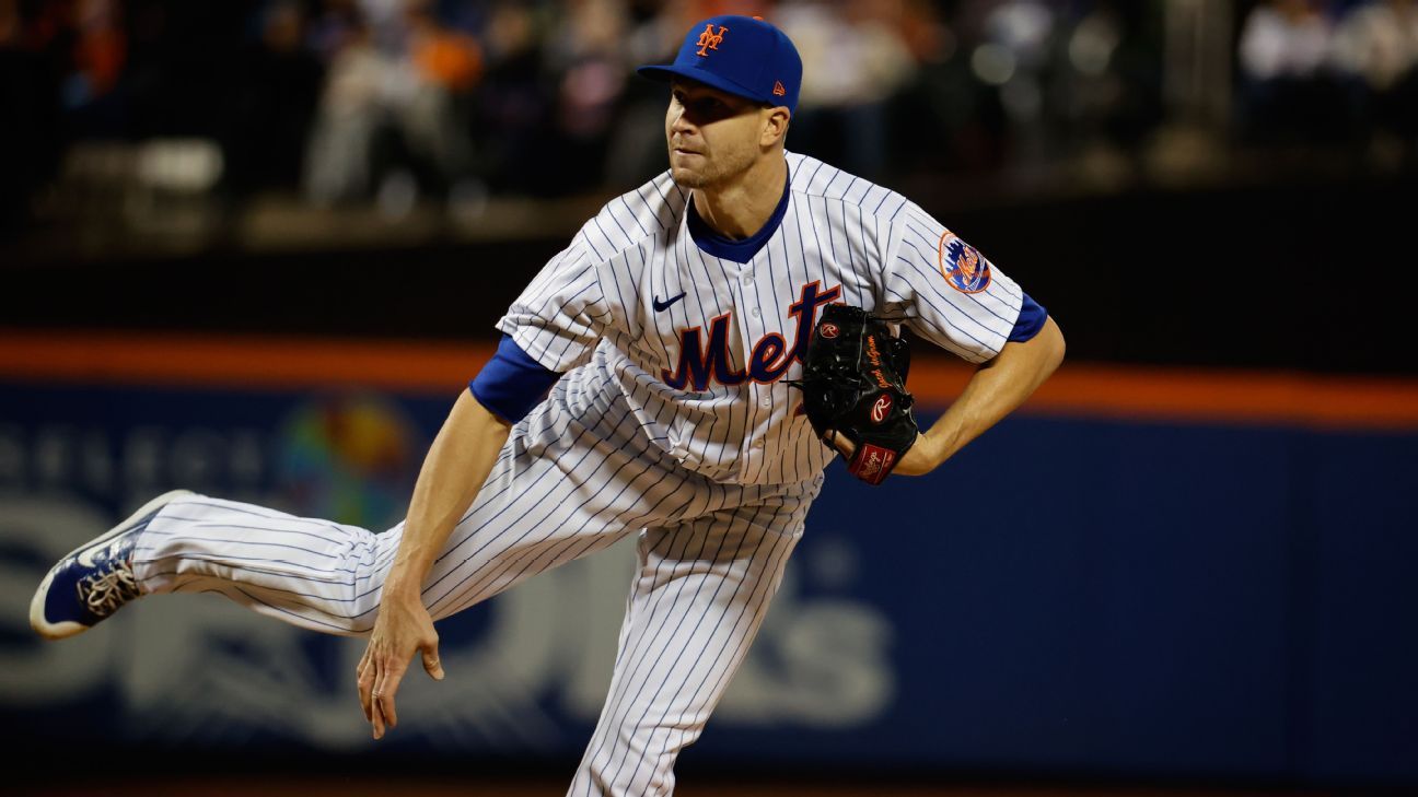 Mets stay alive behind deGrom, force Game 3