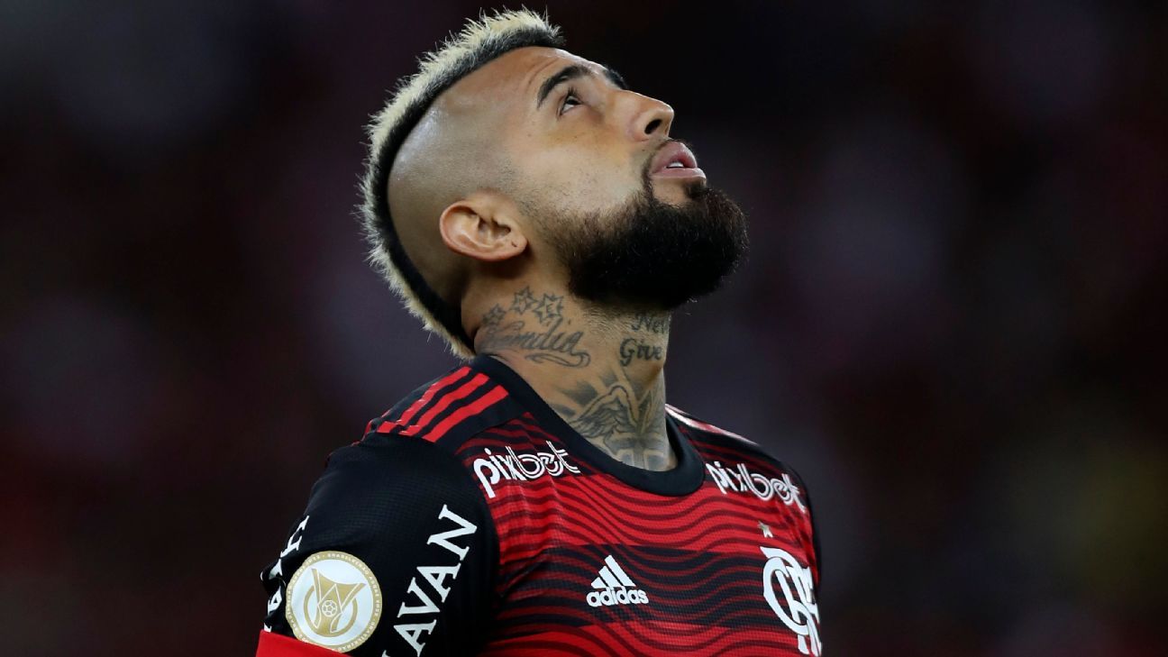El padre de Vidal es encontrado muerto en Chile;  El centrocampista del Flamengo decide viajar con el equipo a la final de la Copa do Brasil