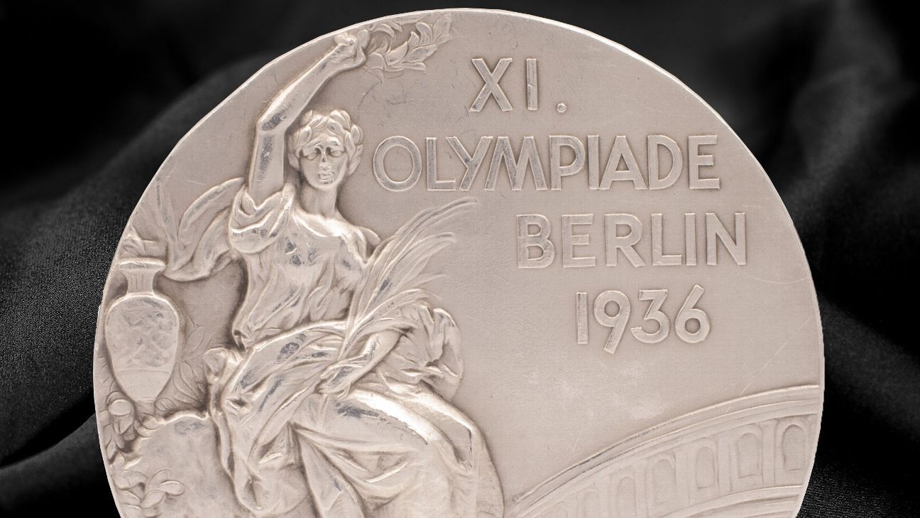 Silbermedaille für Mann, der gegen Jesse Owens verlor Verkauft für 488.000 $